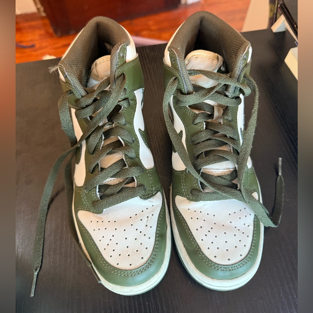 NIKE Green and White High-Tops